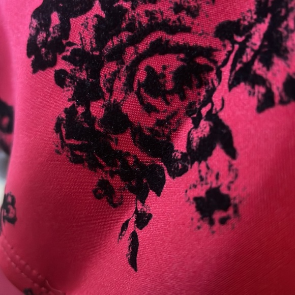 Deep Red Peplum High Low Say Anything tank top w/ Black Floral Flocking sz M - Picture 8 of 8